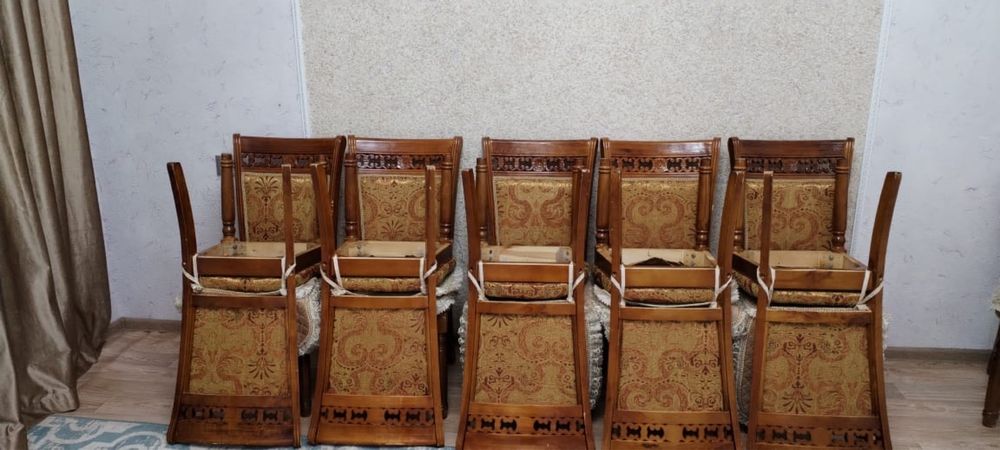 Стол со стульями