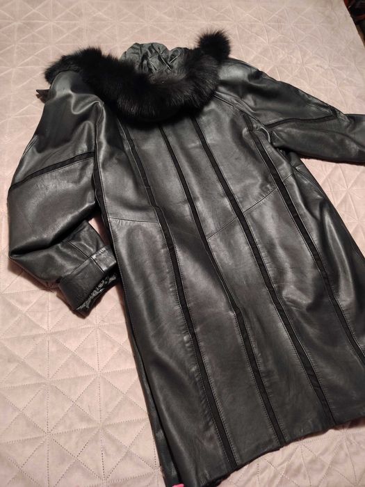 Продавам черно кожено манто