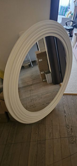 Oglindă rotundă mare, ramă albă decorativă – stare foarte bună