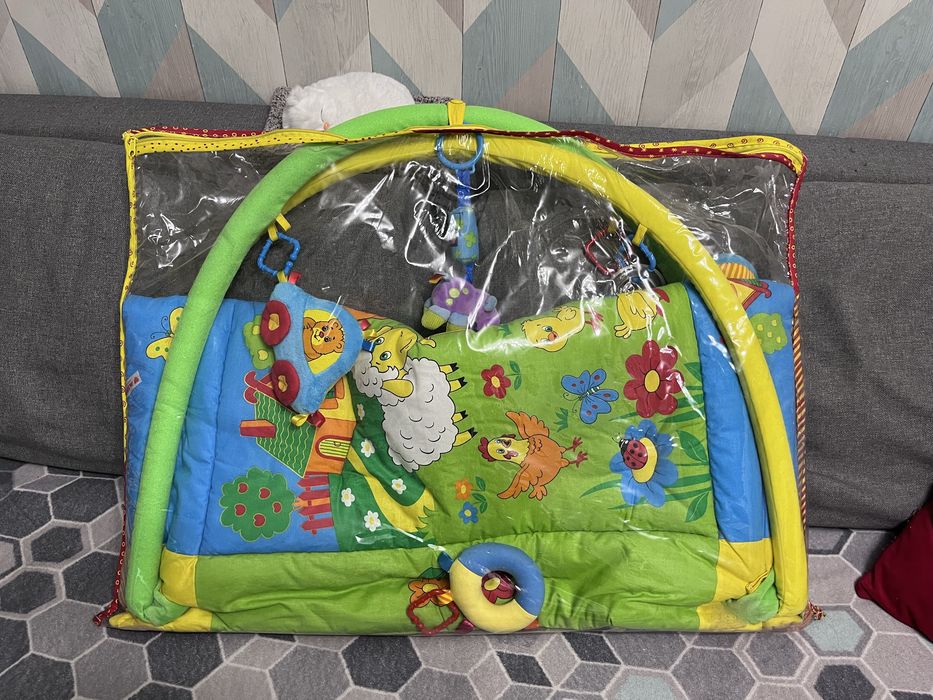 Детский коврик с игрушками