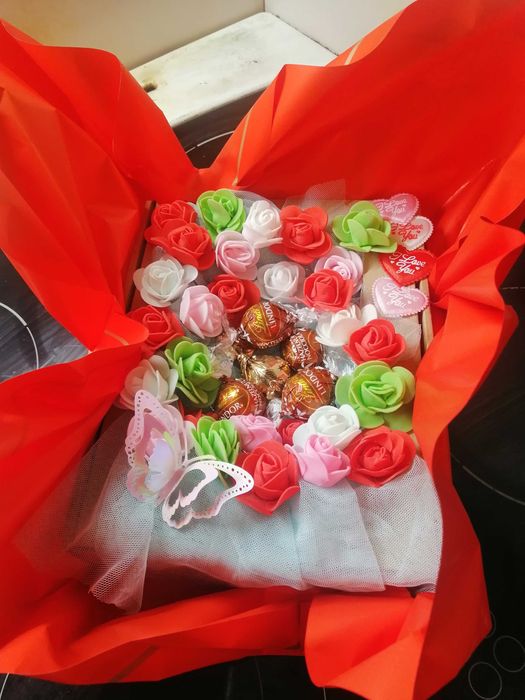 Кутия с цветя и вино