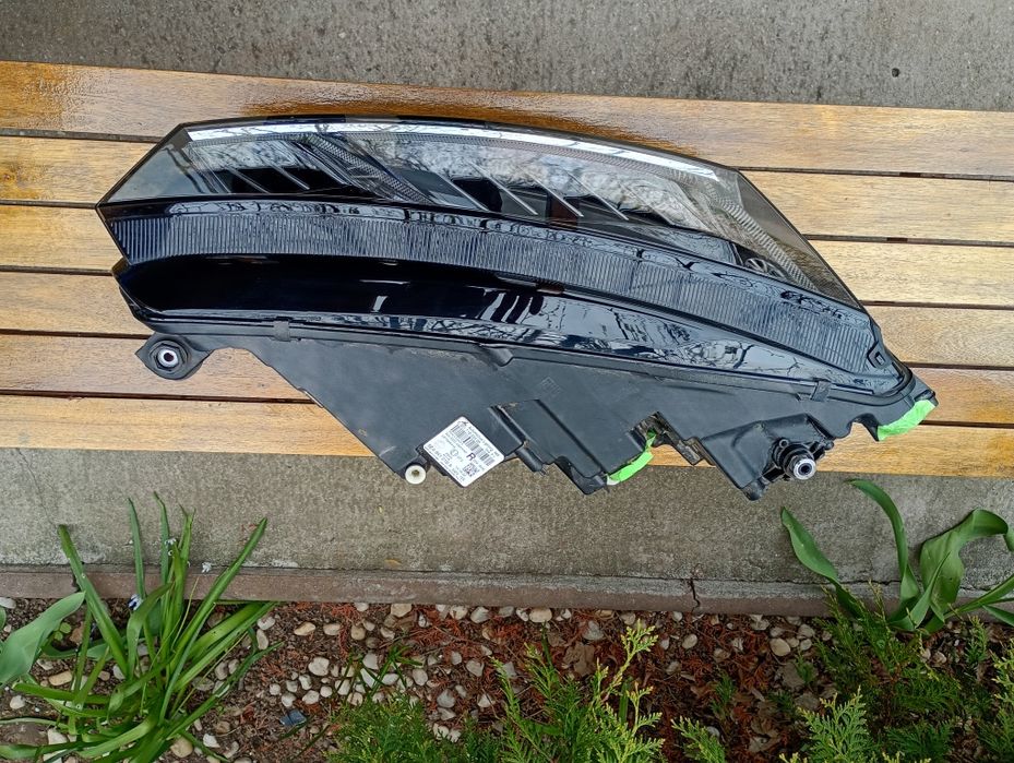 Far dreapta Skoda Octavia 4 crustal lighting full led cod 5E4941016A