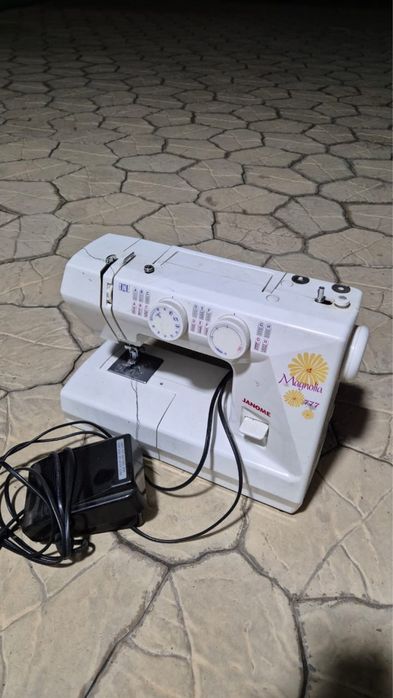 Универсальная швейная машинка