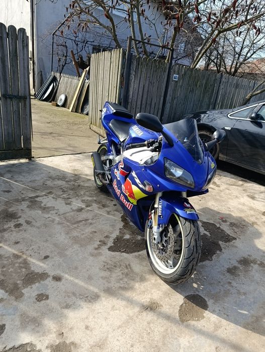 Vând Yamaha.  R1