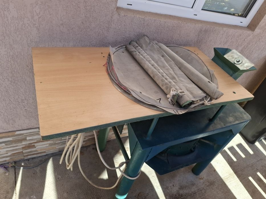 Vând mașina de făcut pastă de maceșe sau bulion