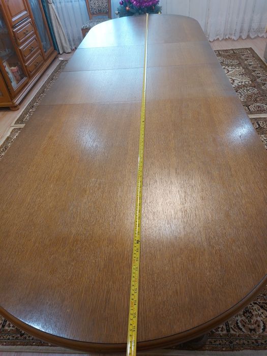 Стол дубовый для гостийной