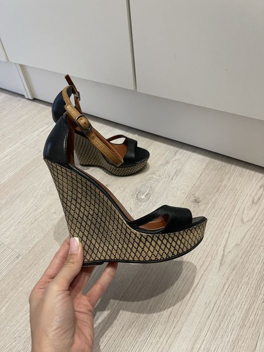 Продам босоножки