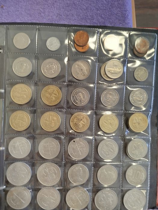 Vând colecție de timbre și monede  foarte vech începând cu anii1700