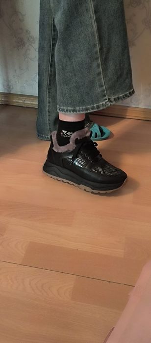Продам  зимние кроссовки ( новые)