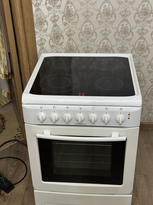 Стеклокерамическая плита Electrolux 60/60