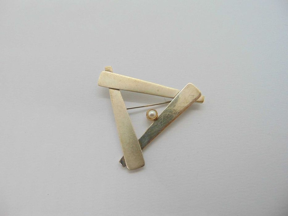 Brosa triunghi din argint cu perla