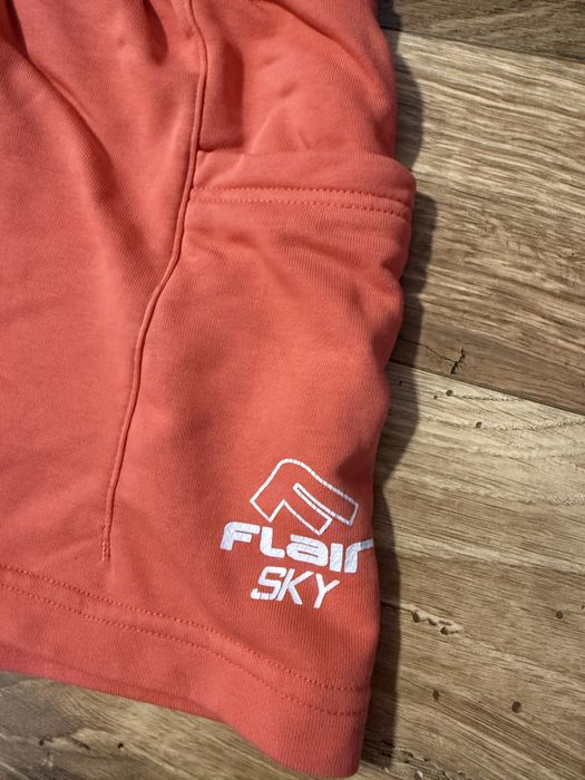 Екип на FLAIR в цвят корал