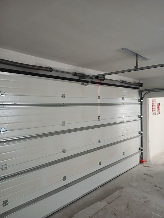 Ușa de garaj profesionala / uși de garaj/ culoare deosebita