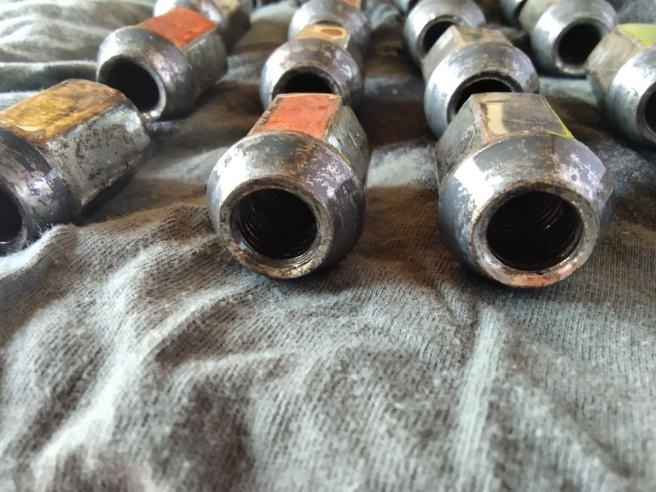 Пълен комплект оригинални болтове за ляти джанти ,на Форд до 2006 годи