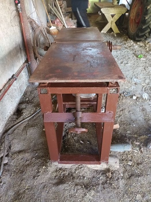 Abric trifazic cu masă metalică reglabilă și ax cu 3 cuțite