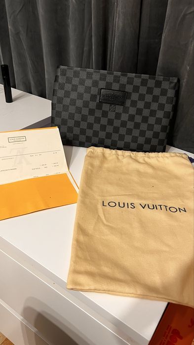 Louis vuittion clutch bag