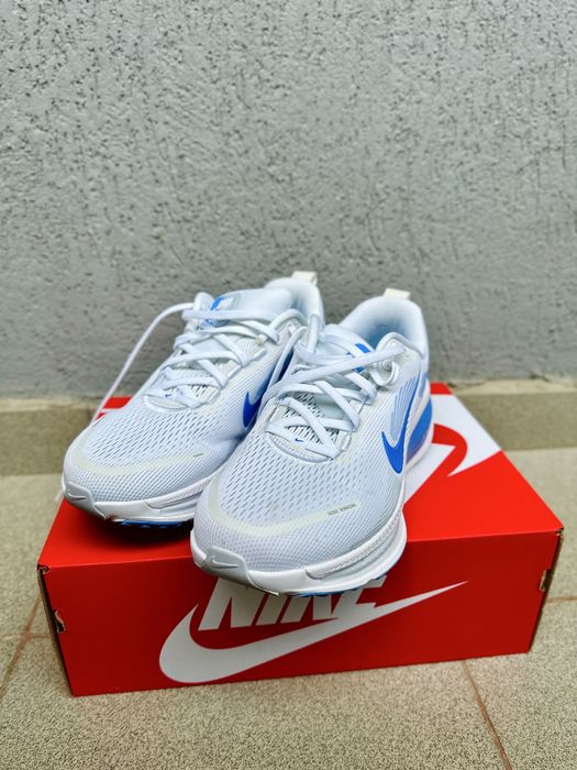 Nike Vomero 18  EU 42