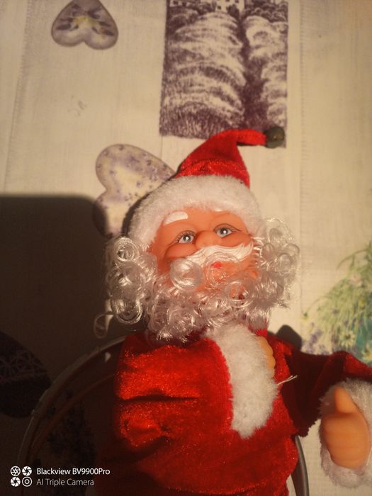 Mos craciun muzical in cutie aproape nou