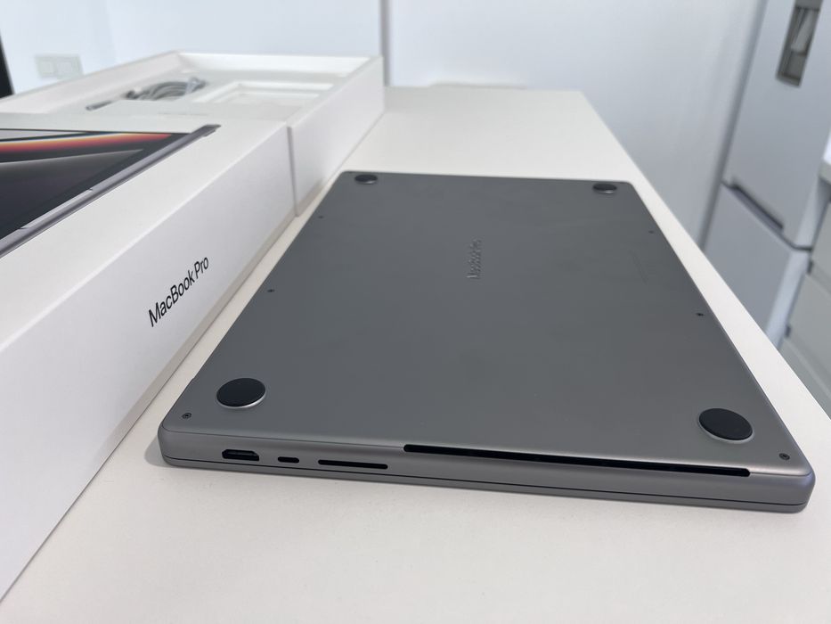 Macbook Pro 16, M1 Max, 1 Tera, 64 GB Ram, Nou 3 cicluri