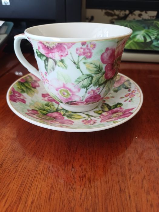 Набор чашек с блюдцами