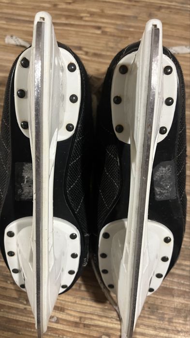 Коньки спортивные размнр 38, черного увета, хокейные