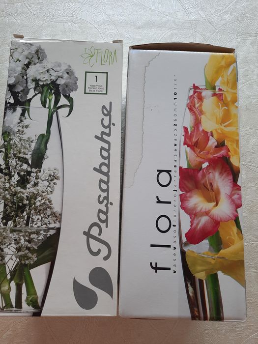 Вазы под цветы по 1 500 тенге.