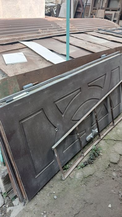 Продаю две железные двери советские.