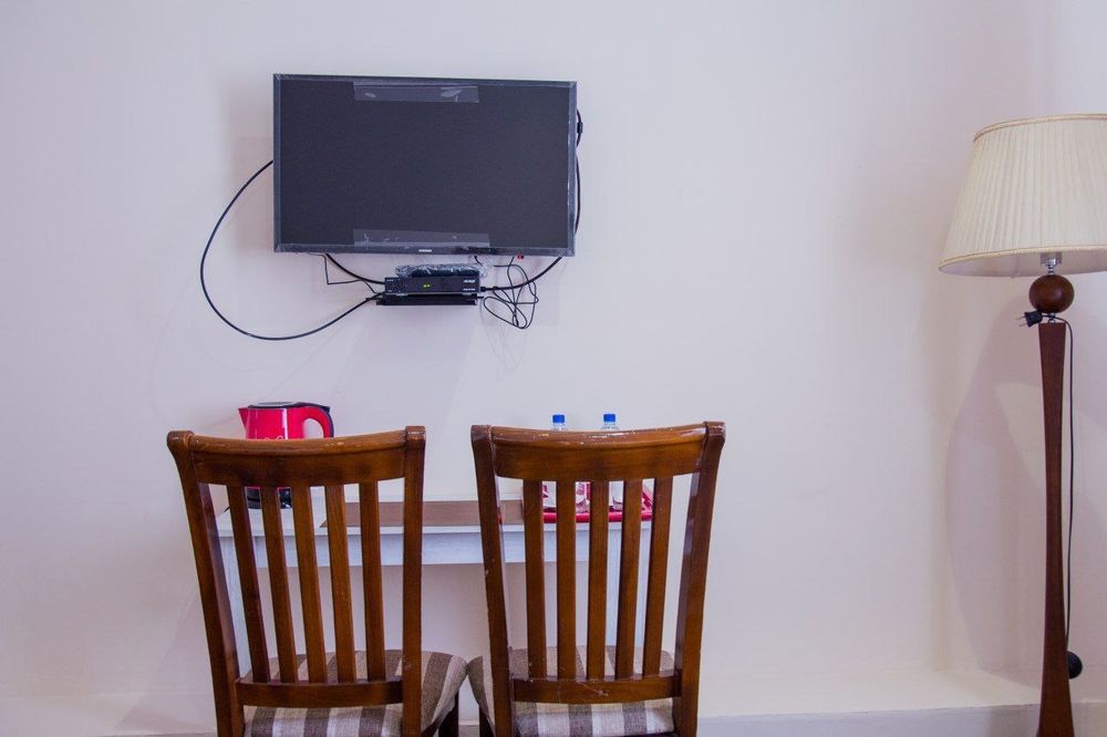 Bez zaks [Гостиница без загса] pasport yoki prava