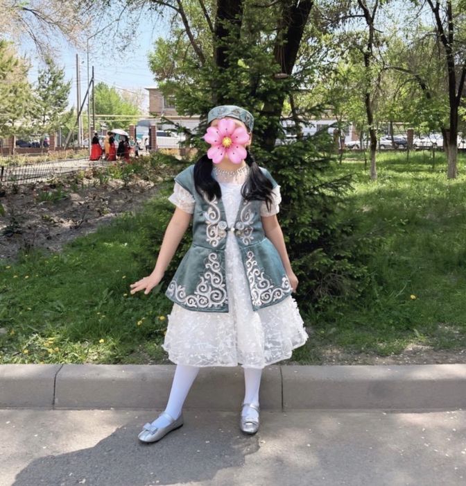 Продам национальный костюм платье, жилетку и головной убор