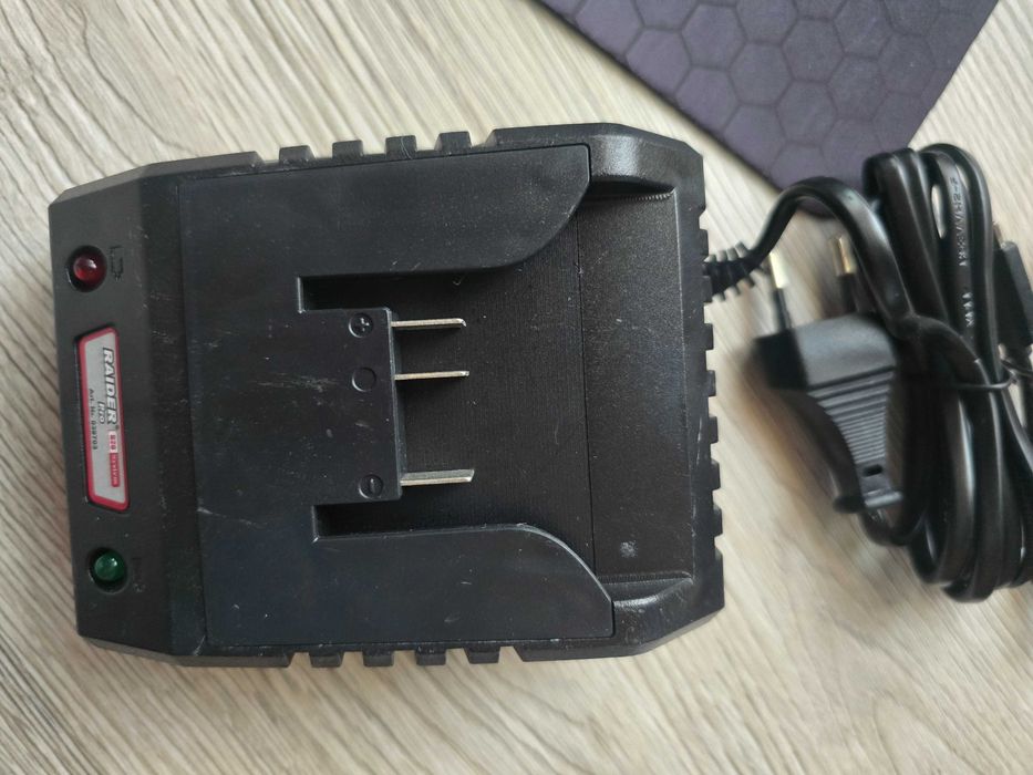 Продавам ново зарядно за батерии за бормашина Reider