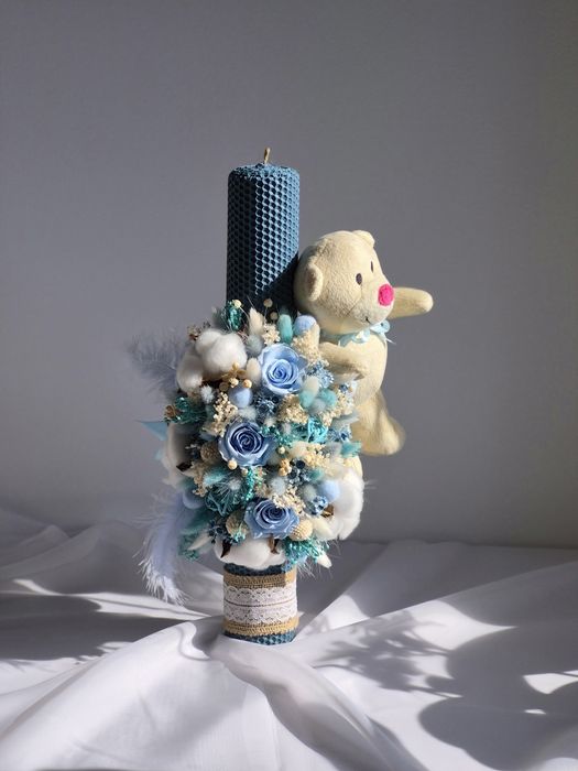 Lumânare decorata cu flori stabilizate