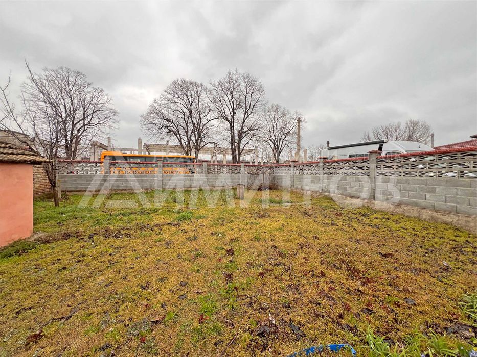 Продава напълно самостоятелна къща с двор в гр. Нови пазар в Добруджанския квартал на града.