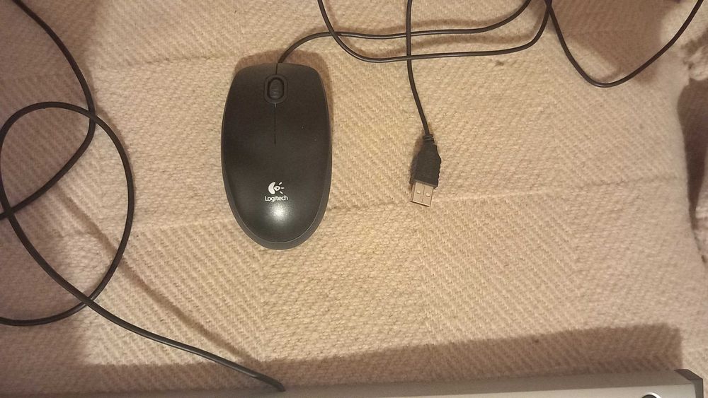Мишка Logitech + калъф за таблет ( 8-10 инча ) . Клавиатура Delux .