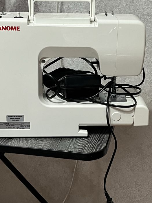 Продам швейную машинку Janome