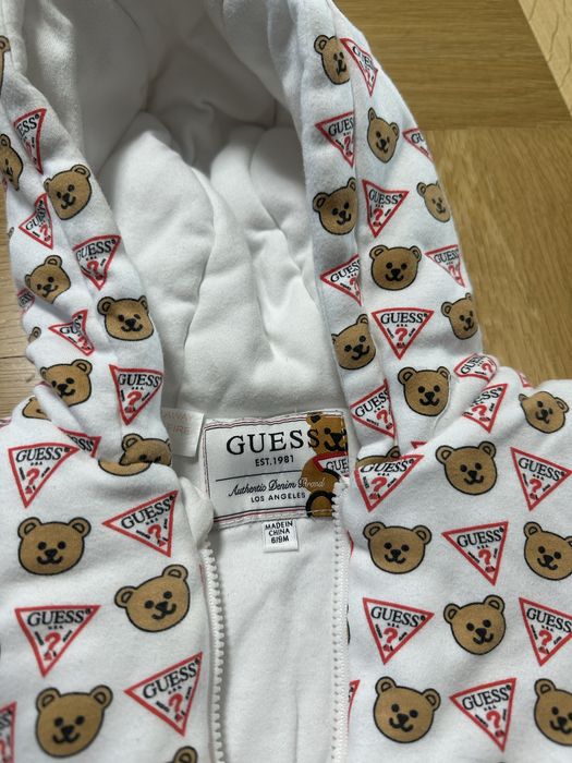 Бебешки трикотажен космонавт на мечета Guess. Размер 6/9м.