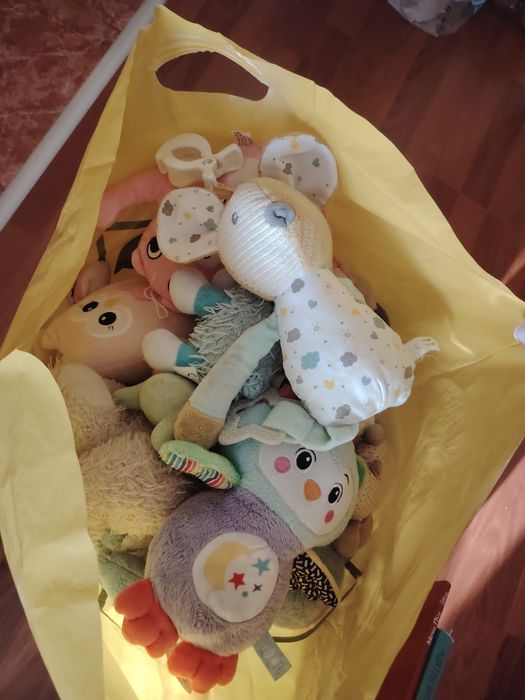 Голям торба с плюшени играчки