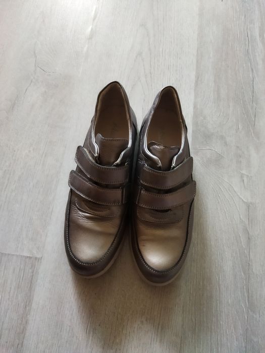 Vând papuci din piele