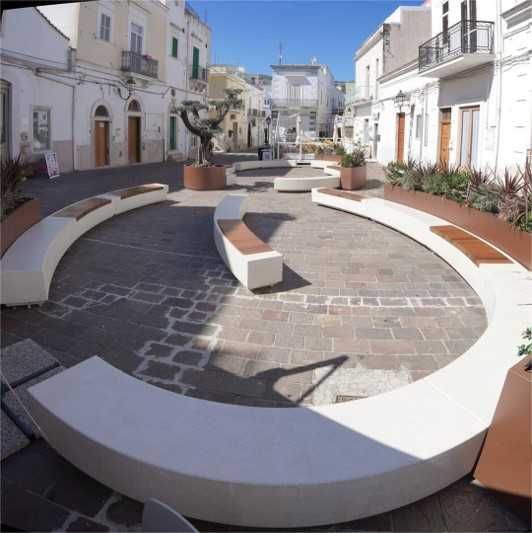 Декоративные садовые скамейки и урны