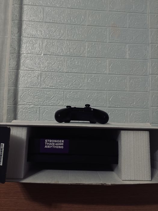 VÂND XBOX ONE X (foarte puțin folosit) +5 jocuri