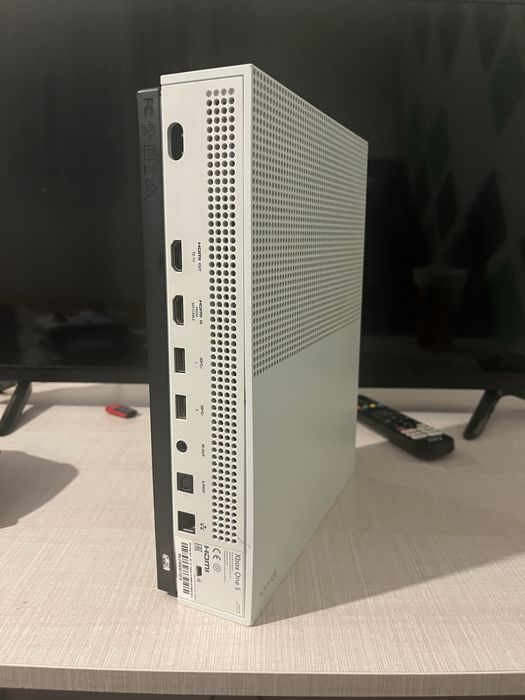 Xbox One S 1TB.