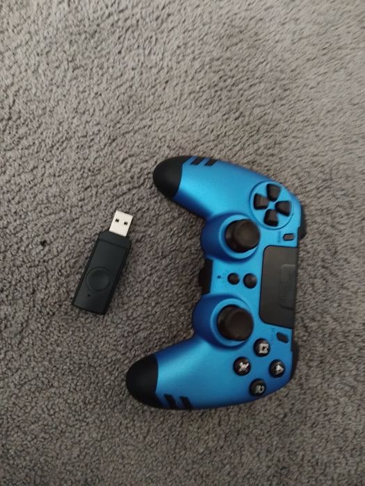 Vând PS 4 cu 2 console și 8 jocuri