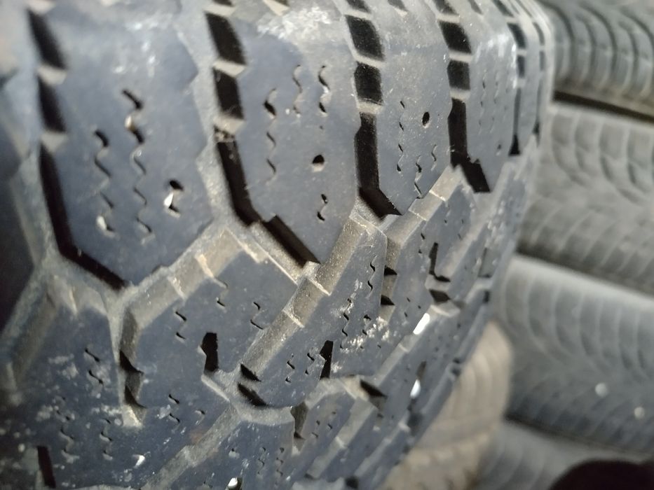 Anvelope  vara si iarna cu jenti plus capace originale