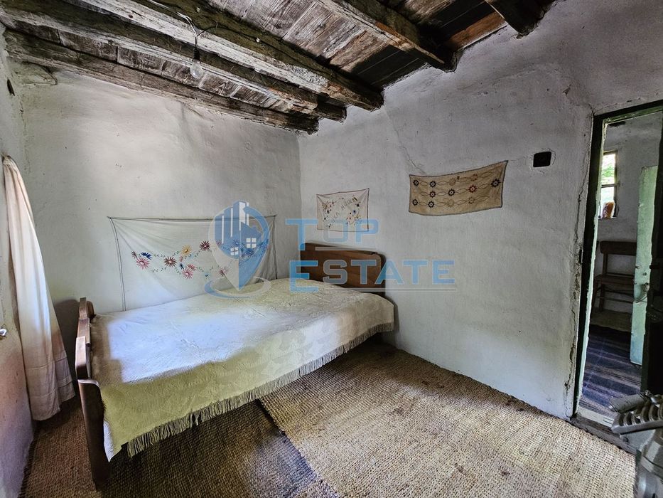 Автентична двуетажна къща с голям двор в село Мусина