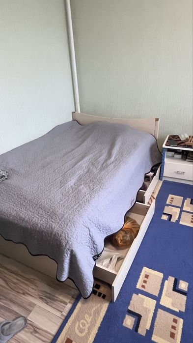 стол для компьютера, кровати