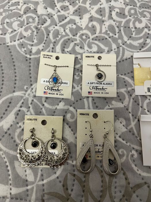 Колиета, обеци и гривни с камъни