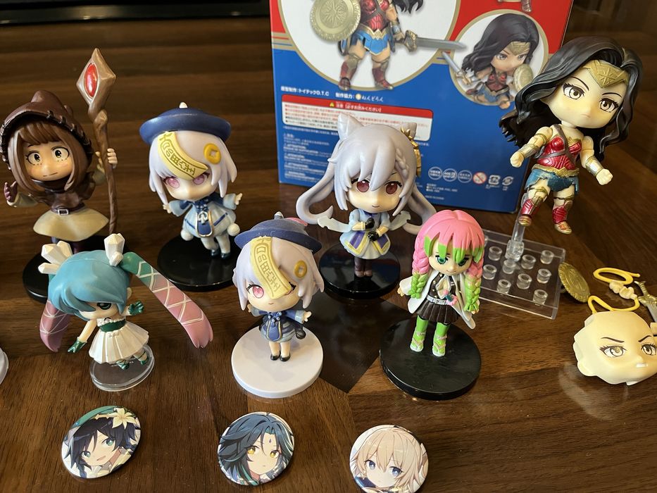 Аниме фигурки и значки