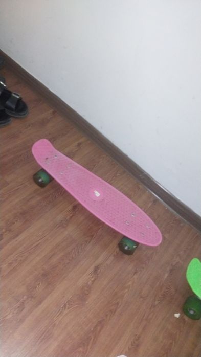 Продам скейты зеленый и розовый
