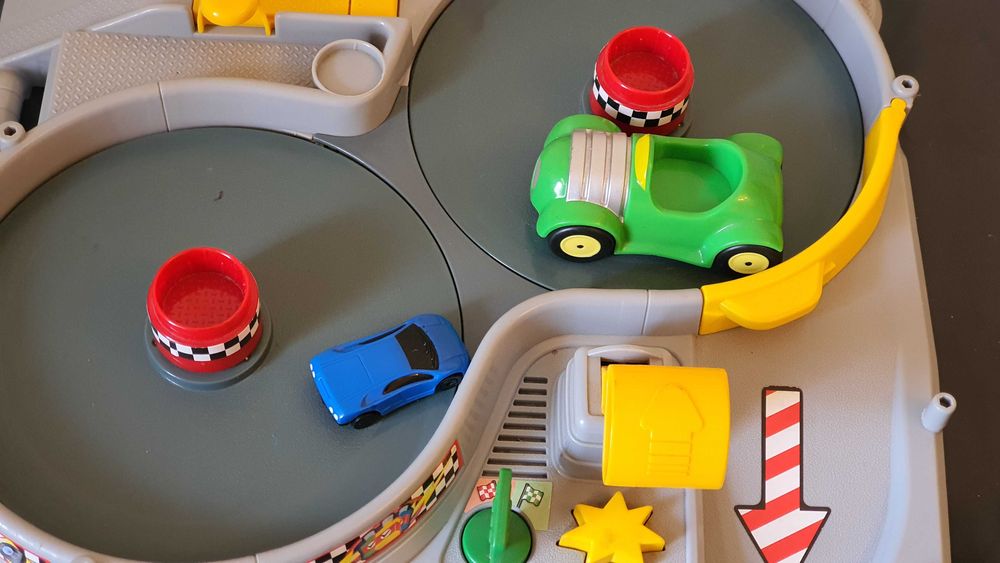 Cursa de masini Spin and Crash de la Fisher Price
