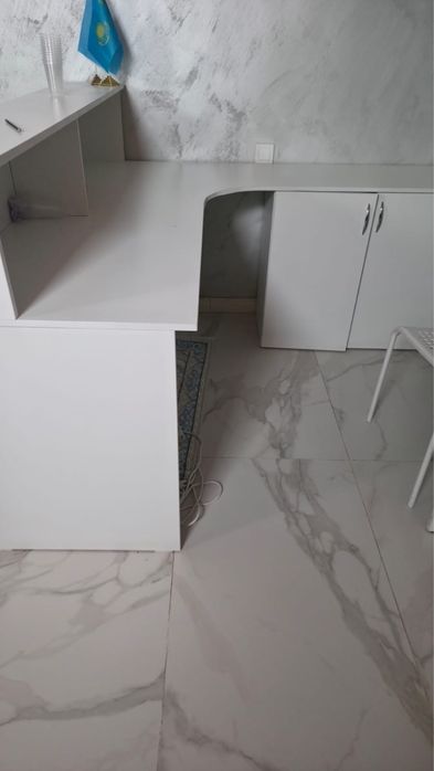 Продается офисные столы, стулья, палас, зеркало, шкаф.