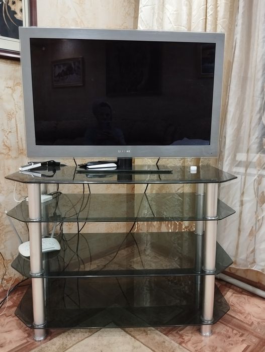 Ковер. Столик. Картины